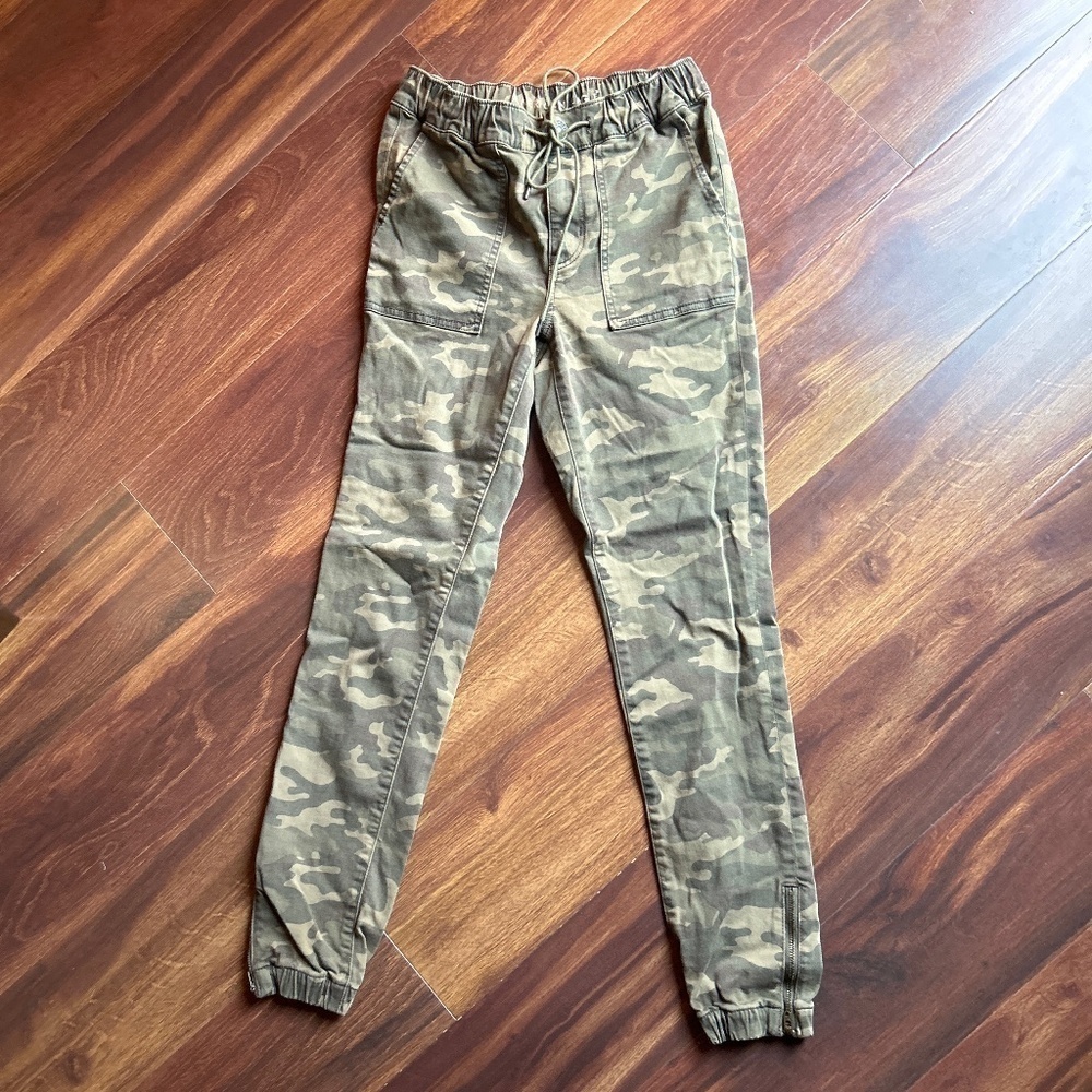 American Eagle Outfitters Camouflage Jogger Pants